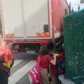Pendik Belediyesi Okul Önünde Öğrencilerin Güvenliği