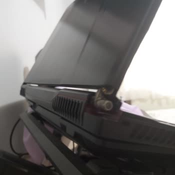 MSI Türkiye MSI GE73 Laptop Ekran Menteşesi Sorunu