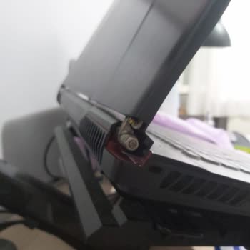 MSI Türkiye MSI GE73 Laptop Ekran Menteşesi Sorunu