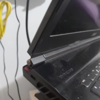 MSI Türkiye MSI GE73 Laptop Ekran Menteşesi Sorunu