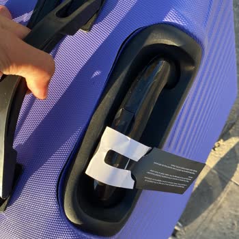 Lüks Aksel Seyahat Bavul Kırılması Ve Kimsenin Sorumlularda Dahil İlgilenmemeleri