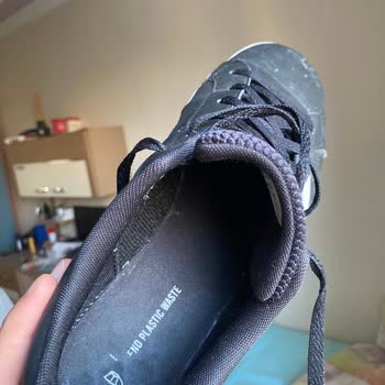 Adidas'tan Beklenmedik Kalitesiz Ürün Kullanımı