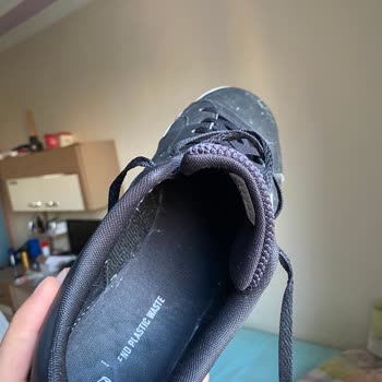 Adidas'tan Beklenmedik Kalitesiz Ürün Kullanımı