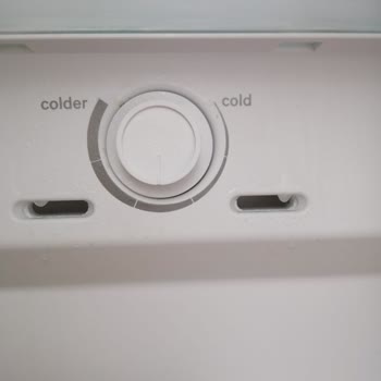 Bosch Buzdolabının Sebze Bölümü Ve Raflardaki Ürünlerin Buzlanması