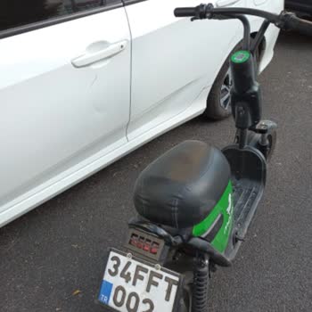 Martı Markalı Scooter Park Halindeki Aracıma Çarpıp Kaçtı