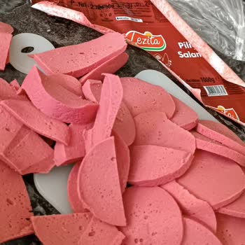 Lezita Salamdan Çıkan Tavuk Tüyleri