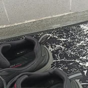Skechers Ayakkabı İç Kısımda Yırtıklar Oluştu Ve Yardımcı Olunmadı