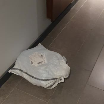 PTT Kargo Özensizliği Daire Kapısına Değil Koridora Atıp Gitmek