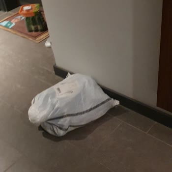 PTT Kargo Özensizliği Daire Kapısına Değil Koridora Atıp Gitmek