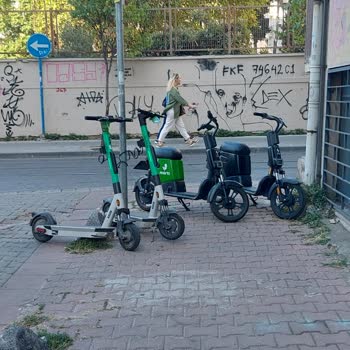 Martı Kaldırımları İşgal Eden Araçlarınız Yüzünden Bebek Arabasıyla Geçemiyoruz