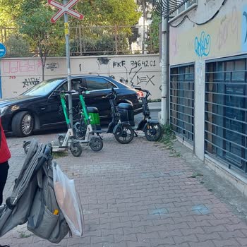 Martı Kaldırımları İşgal Eden Araçlarınız Yüzünden Bebek Arabasıyla Geçemiyoruz