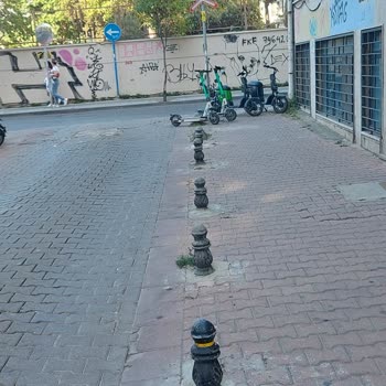 Martı Kaldırımları İşgal Eden Araçlarınız Yüzünden Bebek Arabasıyla Geçemiyoruz