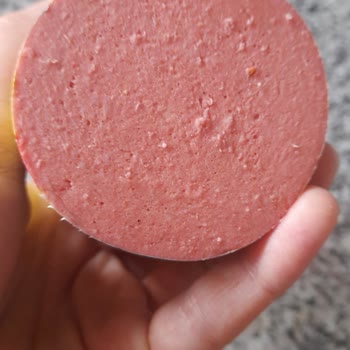 BİM Tombik Markalı Salamdan Kanat Tüyü Çıktı