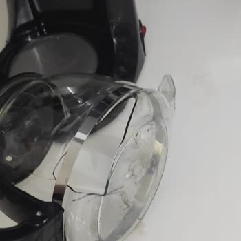 Kiwi Home Kiwi Marka Filtre Kahve Makinesi Demlerken Kendi Çatladı