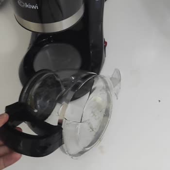 Kiwi Home Kiwi Marka Filtre Kahve Makinesi Demlerken Kendi Çatladı