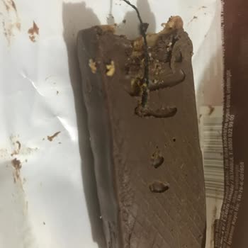 A101 Xroll Marka Sütlü Çikolata Kaplı Karamelli Bisküviden İp Çıktı.