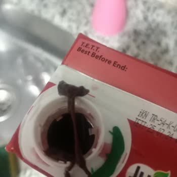 BİM Vişne Suyu İçinden Çıkan Madde