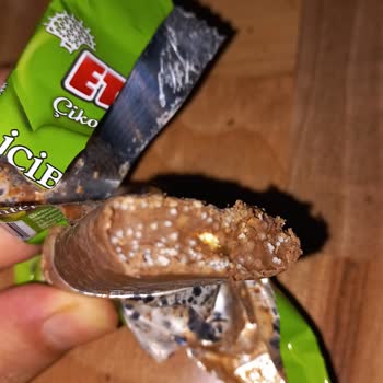 Eti Çikolata Yarım ve İçinde Bir Şeyler Var
