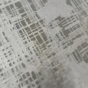 Gümüşsuyu Halı Halı Lekeleri Ve Ucundaki İpleri