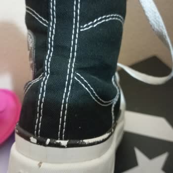 Converse Ayakkabı Boya Döküntüleri