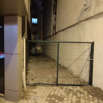 İBB - İstanbul Büyükşehir Belediyesi Kendi Binamıza Geçiş Olan Ara Sokak Kapatılmış