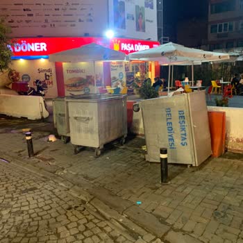 Beşiktaş Belediyesi Ortaköy'de Çöp Konteynerları Manzarası
