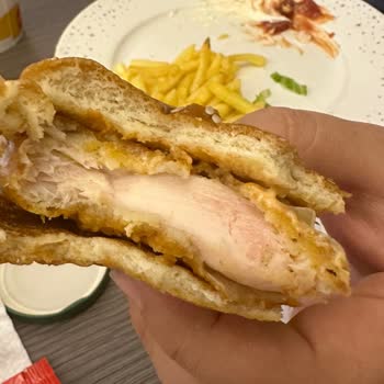 McDonald's Acılı Tavuk Burgerin Çiğ Çıkması