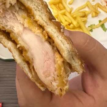 McDonald's Acılı Tavuk Burgerin Çiğ Çıkması
