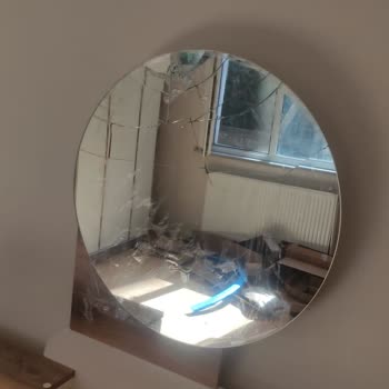 İstanbul Avm Ayna Kırık Yatağın Ayakları Yok