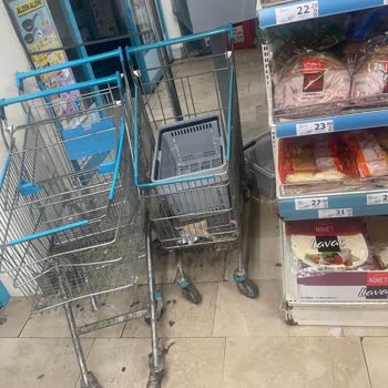 A-101 Alışveriş Arabaları Hepsi Kırık, Ve Pis Lik İçerisinde.