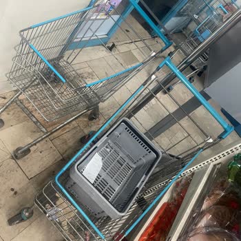 A-101 Alışveriş Arabaları Hepsi Kırık, Ve Pis Lik İçerisinde.