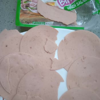 Pınar Salam Ve Sucuğun İçindeki Siyahlık