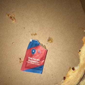 Domino's Pizza Saç Doluydu İçi