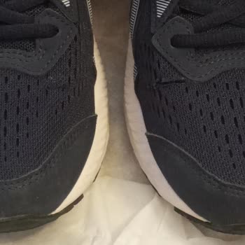 ASICS Ayakkabının Üst Kumaş Kısmında Yırtılma