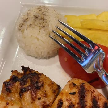 Günaydın Restaurant Restoranda Servis Edilen Pişmemiş Tavuk Ve Küçük Porsiyon Deneyimi