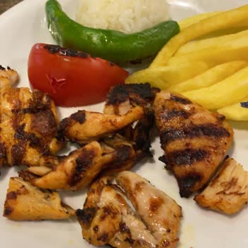 Günaydın Restaurant Restoranda Servis Edilen Pişmemiş Tavuk Ve Küçük Porsiyon Deneyimi