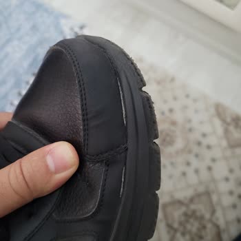 Skechers Marka Ayakkabının Yanlarından Yırtılması Hk.