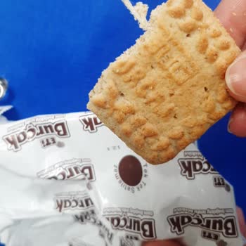 Eti Gıda Bisküvi Paketinden İp Çıktı