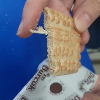 Eti Gıda Bisküvi Paketinden İp Çıktı