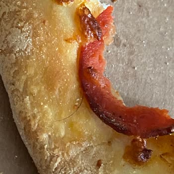 Domino's Pizza'dan Saç Çıktı