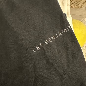 Les Benjamins T-shirt Renk Solma Yazı Aşınması