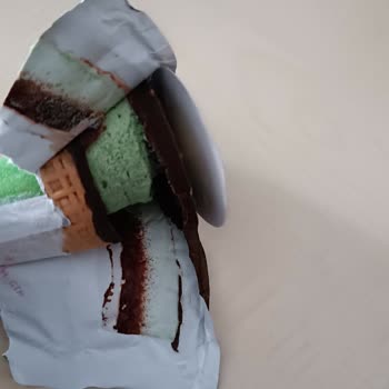 Algida Bozuk Ürün Dondurmanın Antep Fıstıklı Kısmı Yarım