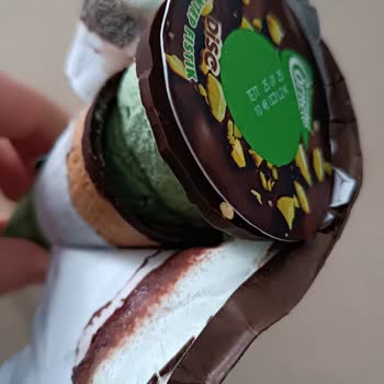 Algida Bozuk Ürün Dondurmanın Antep Fıstıklı Kısmı Yarım