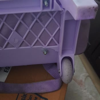 LC Waikiki Kırılan Ve Yırtılan Elsalı Okul Çantası