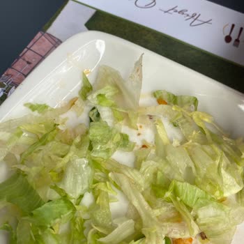 Antik Köfte Servis Tabağı Boş Ve Çürümüş Marul