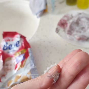 Ülker Bebe Bisküvisinden Güvercin Tüyü Çıktı