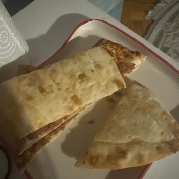 Pidem Dükkanında Pişmemiş Lahmacun Ve Pide