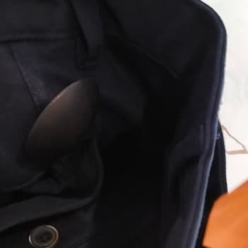 Kiğılı Giyim Alarmı Üzerinde Pantolon Gönderdi