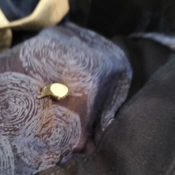 Kiğılı Giyim Alarmı Üzerinde Pantolon Gönderdi