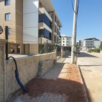 Uludağ Elektrik Dağıtım Sitemizin Önüne Çektikleri Kabloyu Bağlamıyor.